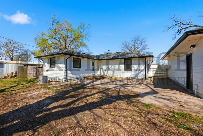 Building Photo - 941 W Hazel St