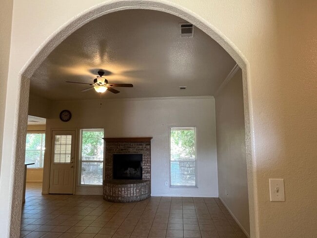 Building Photo - Beautiful Home in Great Location