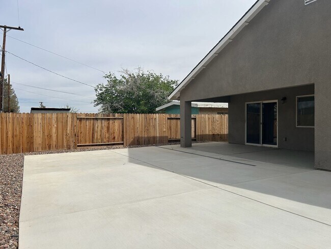 Building Photo - Please contact Vaughn Realty to set up an appointment, 760-446-6561