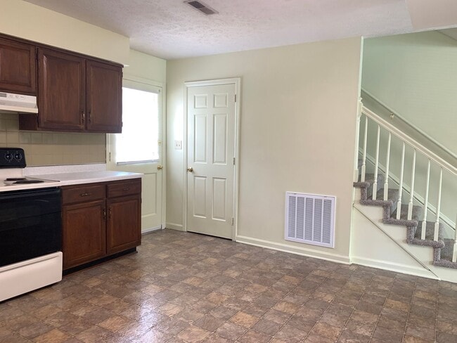 Building Photo - End Unit Townhome off Old Forest Road