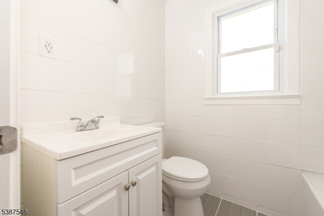 Building Photo - 2407 Dorchester Rd