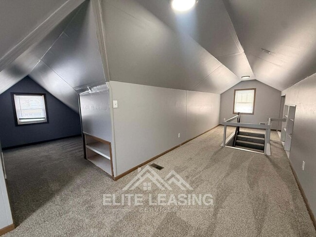 Building Photo - Charming 3-Bedroom Home with Garage