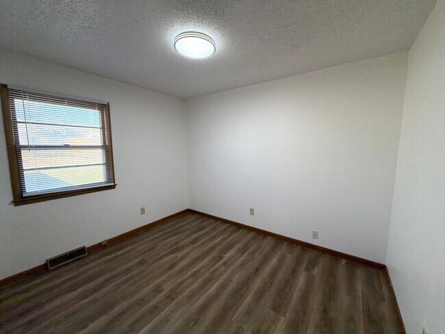 Building Photo - 3335 E Sunset St