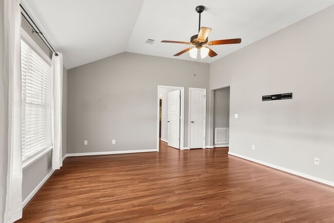 Building Photo - Cozy 3 Bed 2 Bath Home Available Now thru July 2026!