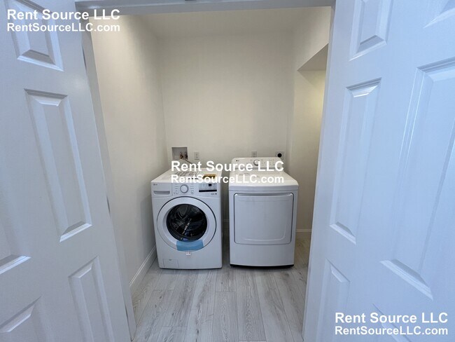 Building Photo - 612 Main St