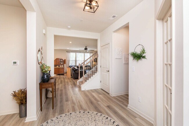 Building Photo - 6787 Oakcrest Dr