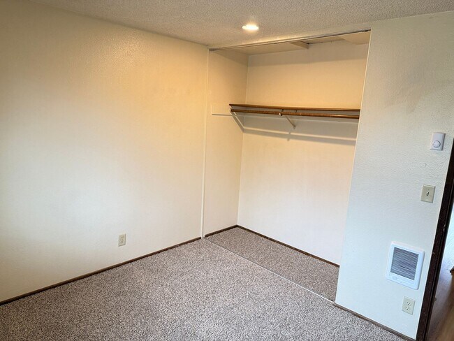 Building Photo - 3 bedroom 2 bath house in a great neighborhood!