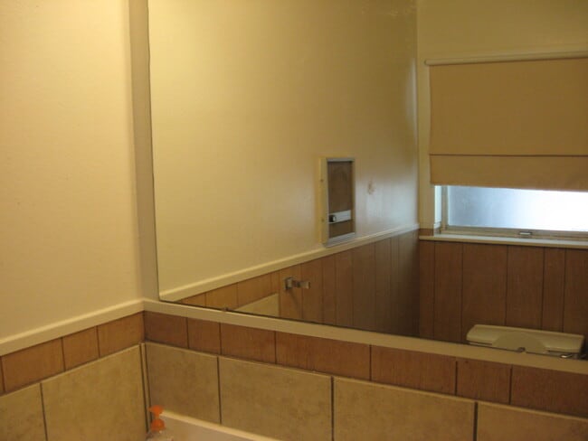 Building Photo - 1213 Park St