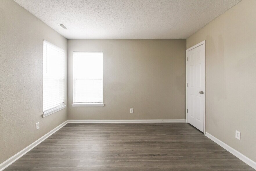 Building Photo - 607 Sweet Creek Dr