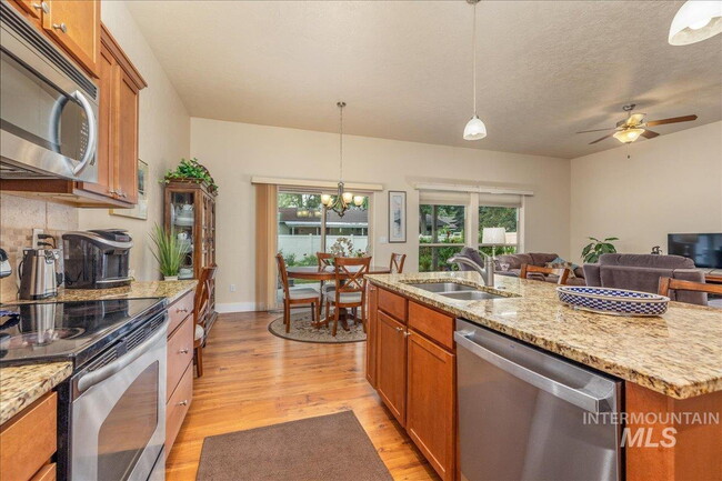 Building Photo - "Charming 3-Bedroom Home with 2 Full Baths in Boise's Sought-After West Dover Heights!"