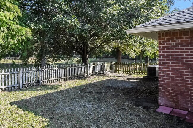 Building Photo - 2195 Thornbrook Dr