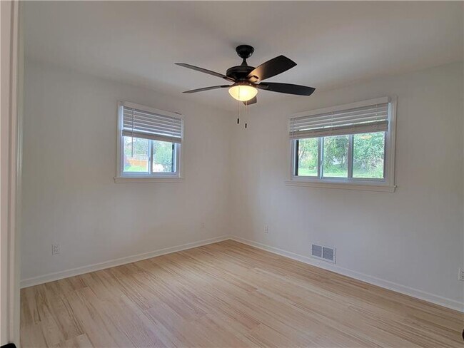 Building Photo - 113 Meadowbrook Dr