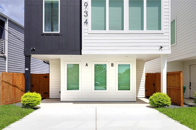 Building Photo - 934 South Ln