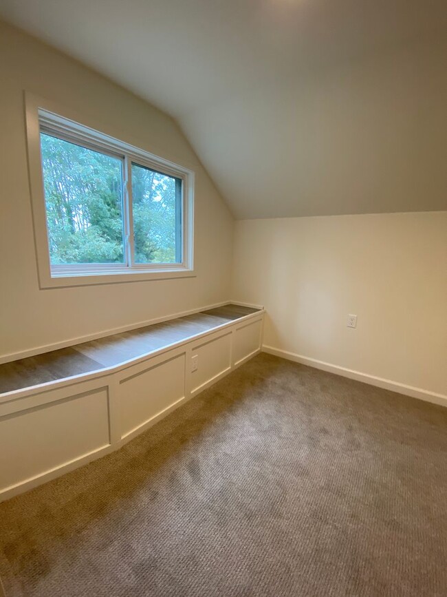 Building Photo - Remodeled Seattle Home on a corner lot, Av...