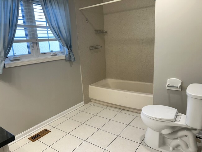 Building Photo - 1227 S Parkside Dr