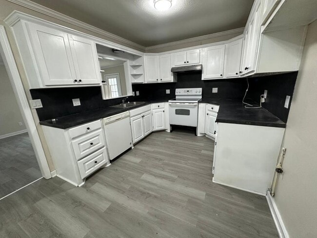 Building Photo - 29223 AR-84