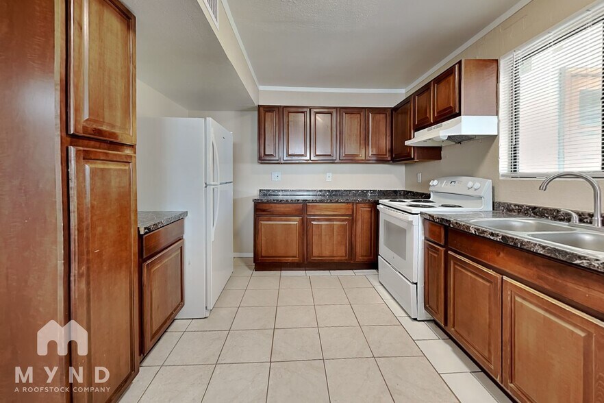 Building Photo - 10948 W 4th St