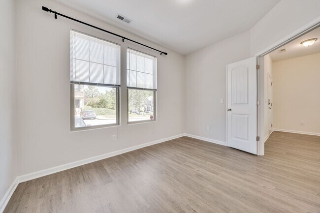 Building Photo - 11 Moss Grove Ln