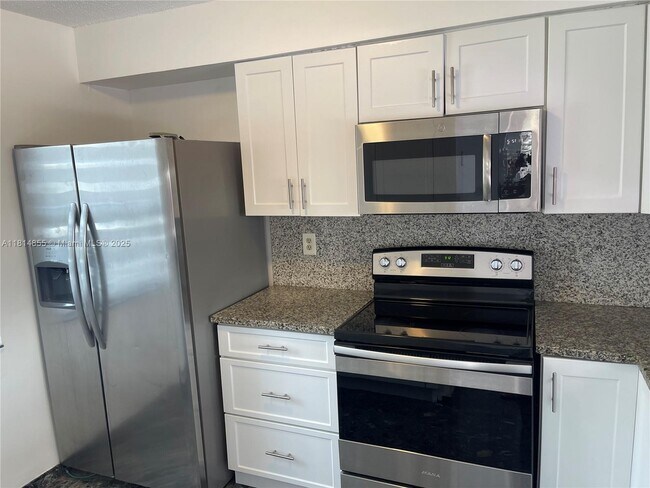 Building Photo - 9044 SW 148th Ct