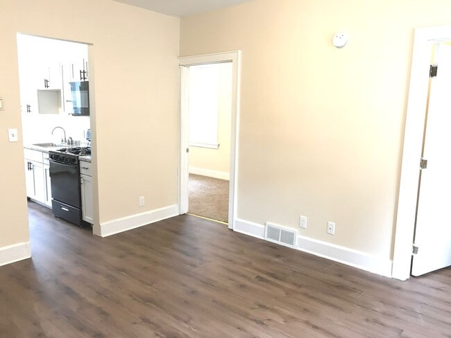 Interior Photo - 421-425 Washington