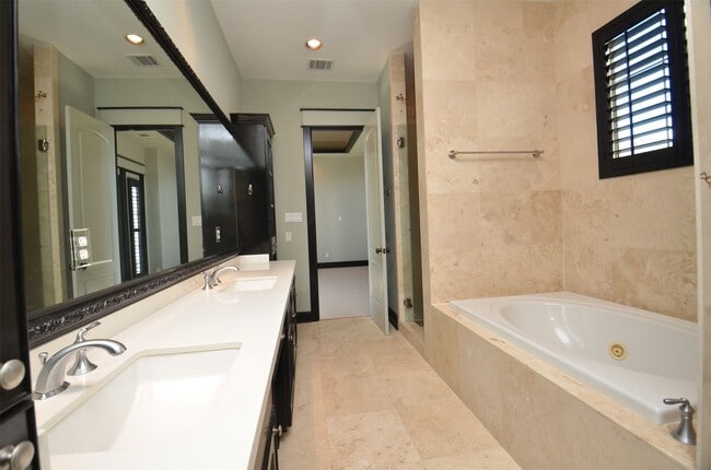 Building Photo - 1818 Binz St