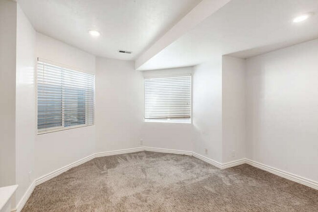 Building Photo - 2803 E Evergreen Ave