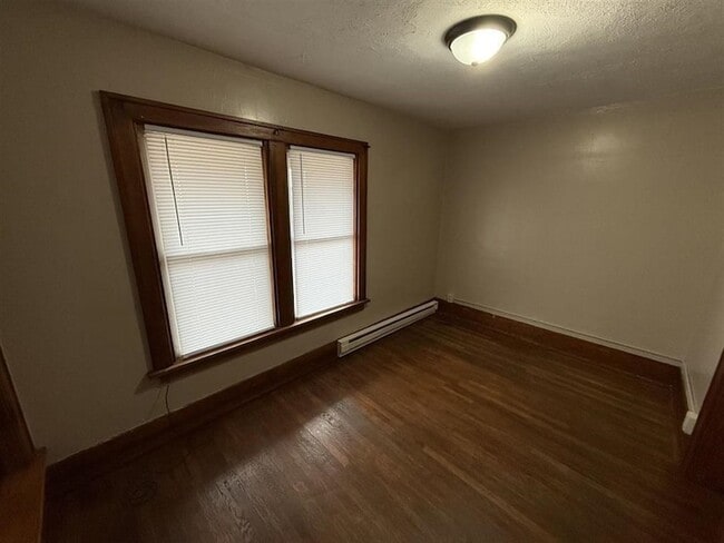 Building Photo - 10 Howard Pl