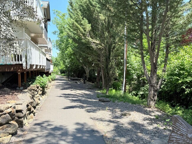Building Photo - Elegant Townhome – 2 Primary Suites, balco...