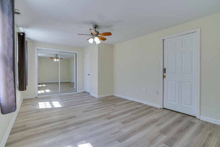 Building Photo - 7913 Central Park Cir