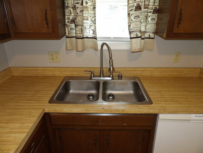 Building Photo - 204 Landings Dr