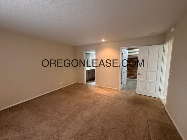 Building Photo - Spacious Home in Prime Ferry Street Bridge...