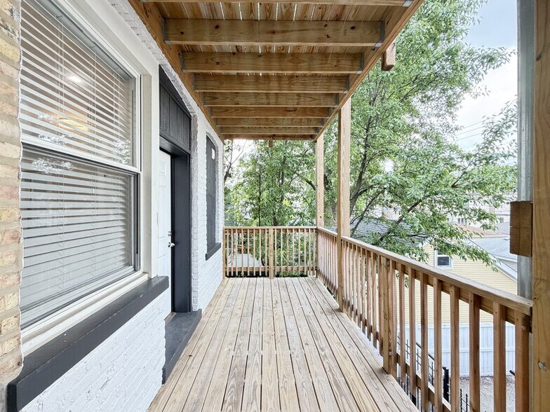 Building Photo - 5452 N Paulina St
