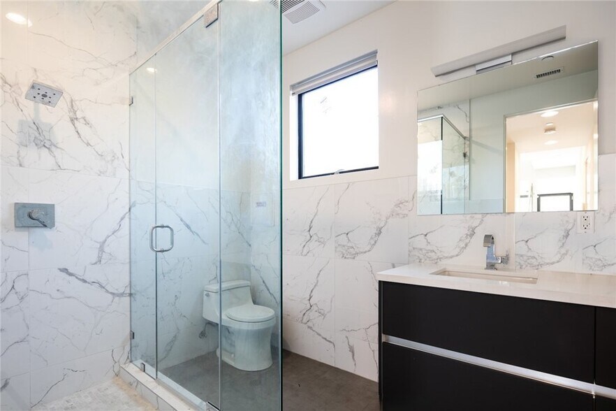 Building Photo - 1618 Amherst Ave