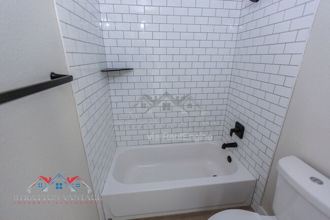 Building Photo - 712 W 14th St