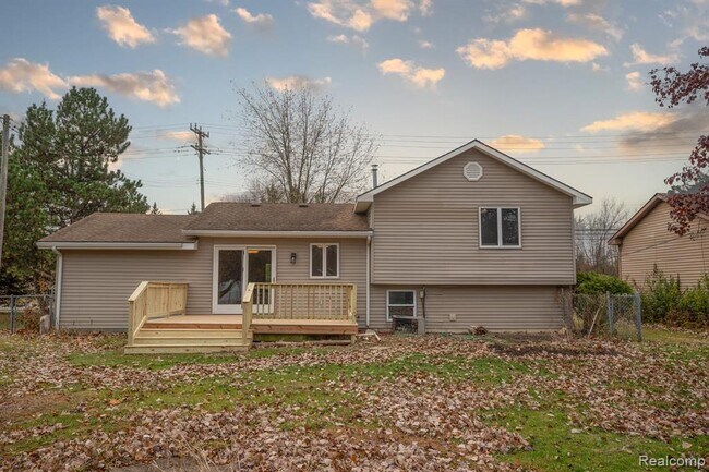 Building Photo - 1555 E South Blvd