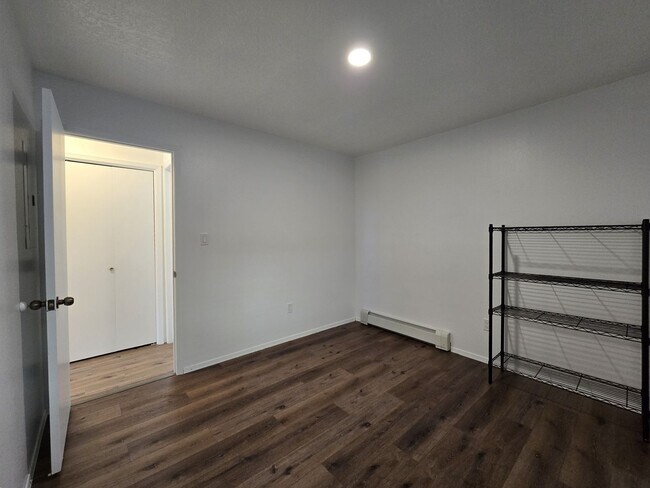 Building Photo - 1300 Iris St