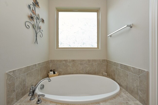 Building Photo - **2019-BUILT EXECUTIVE HOME IN A CUL-DE-SA...