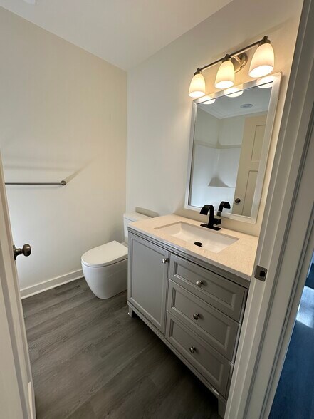 Building Photo - 560 White Pine Dr