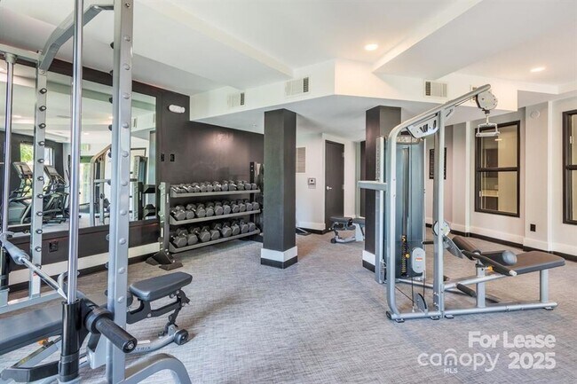 Building Photo - 902 W 4th St