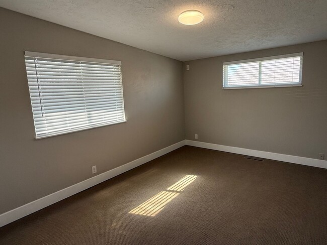 Building Photo - Beautifully remodeled home