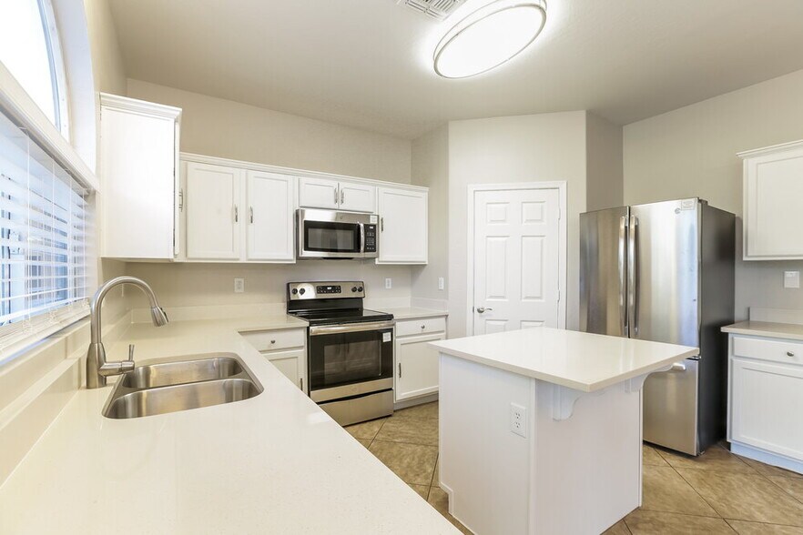 Building Photo - 2655 S 89th Ave