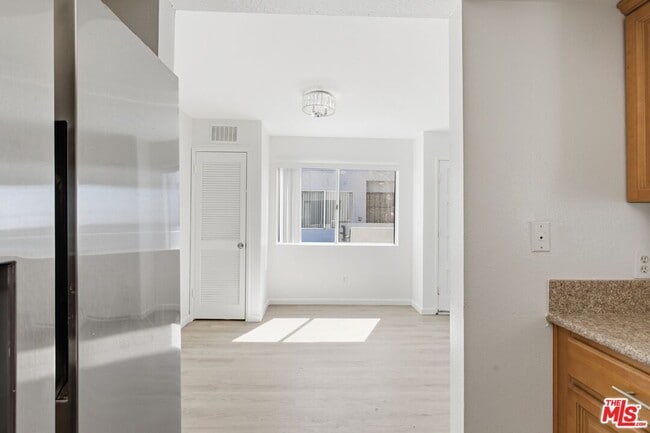 Building Photo - 1002 N Edgemont St