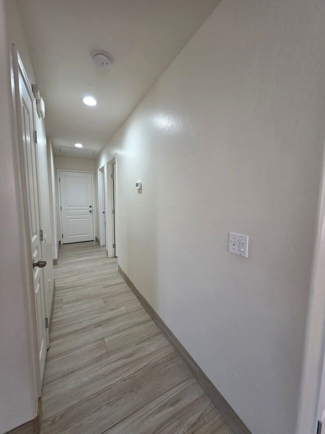 Building Photo - 3 bedroom 2 bathroom in NW Visalia!