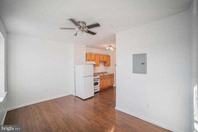 Building Photo - 525 E Snyder Ave