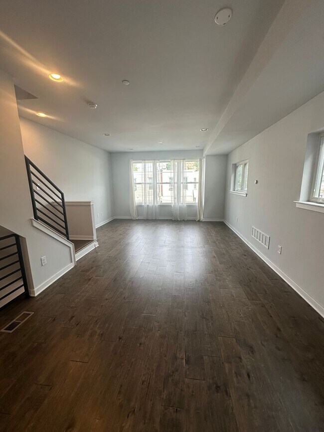 Building Photo - Beautifully Renovated 4 Bed/ 3.5 Bath With Rooftop!