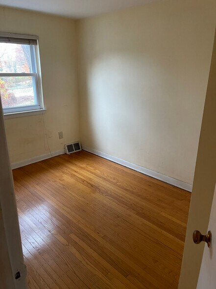 Building Photo - 17A St Albans Ave