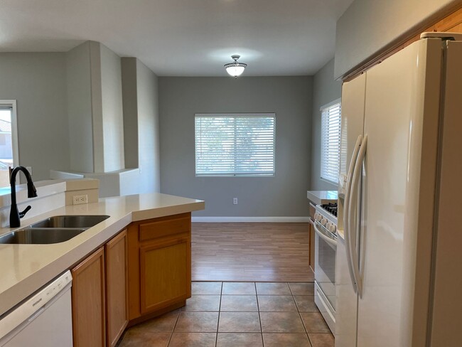 Building Photo - 2 bedroom upgraded condo in Silverado Ranch