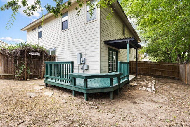 Building Photo - 3 Bedroom2.5 Bath The Plaza Subdivision