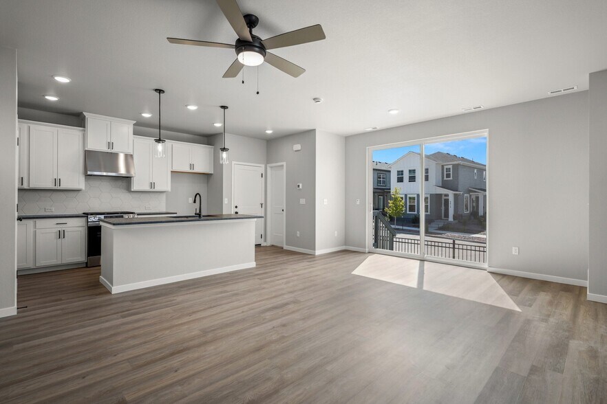 Building Photo - 6373 Scrabble Vw