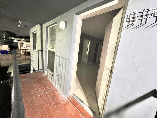 Building Photo - 637 SW 10th Ave